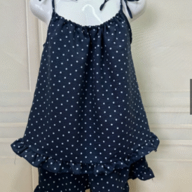 Bộ Đồ Ngủ 2 Dây Buộc Nơ M146 được thiết kế từ chất liệu đũi mỏng nhẹ, thoáng mát, mang lại cảm giác dễ chịu suốt cả ngày. Họa tiết caro tinh tế kết hợp kiểu dáng 2 dây buộc nơ nữ tính giúp tôn dáng, tạo vẻ đẹp nhẹ nhàng nhưng vẫn vô cùng quyến rũ. Thiết kế phù hợp mặc ngủ, mặc nhà hoặc chụp ảnh phong cách “tự nhiên – vintage