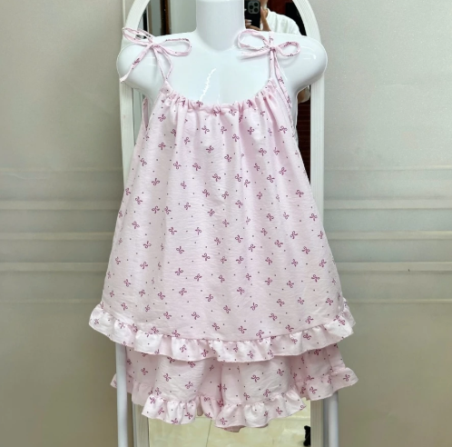 â33 Bộ Đồ Ngủ 2 Dây Buộc Nơ M146 được thiết kế từ chất liệu đũi mỏng nhẹ, thoáng mát, mang lại cảm giác dễ chịu suốt cả ngày. Họa tiết caro tinh tế kết hợp kiểu dáng 2 dây buộc nơ nữ tính giúp tôn dáng, tạo vẻ đẹp nhẹ nhàng nhưng vẫn vô cùng quyến rũ. Thiết kế phù hợp mặc ngủ, mặc nhà hoặc chụp ảnh phong cách “tự nhiên – vintage